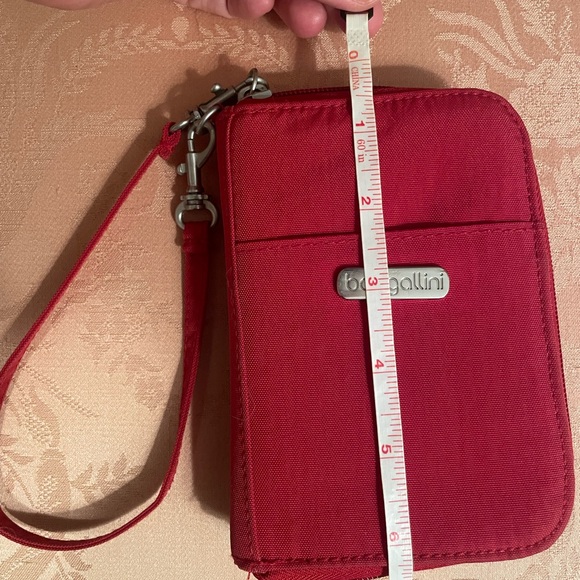 Baggallini Wristlet Small Travel Wallet Red Passport Cards RFID - Picture 4 of 7